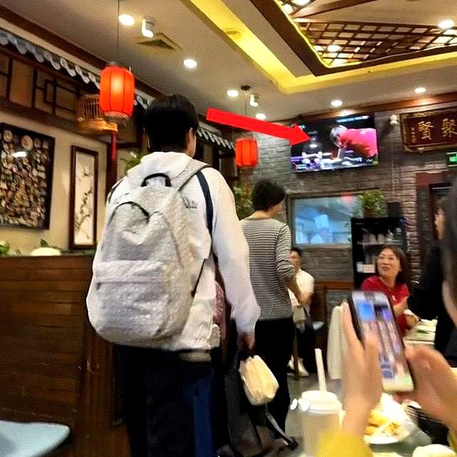 王楚钦一人到餐馆吃饭，老板娘亲自相迎，阿姨好热情，大爷好可爱