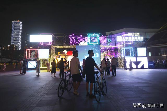 周边商场瞬时客流破纪录！上海国际光影节点亮消费新场景