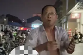 60岁男子袒胸露肉亲路边小女孩一口，孩子母亲要求道歉，被拒绝！图片