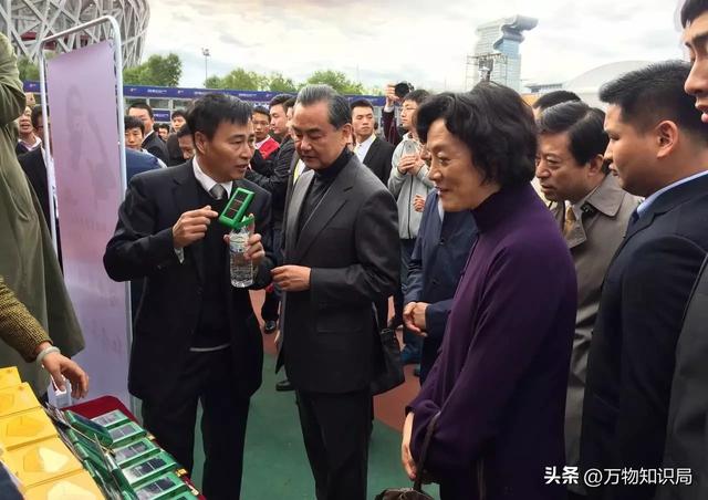 “外交男神”王毅年轻旧照，与妻子罕见同框，岳父曾是周总理秘书