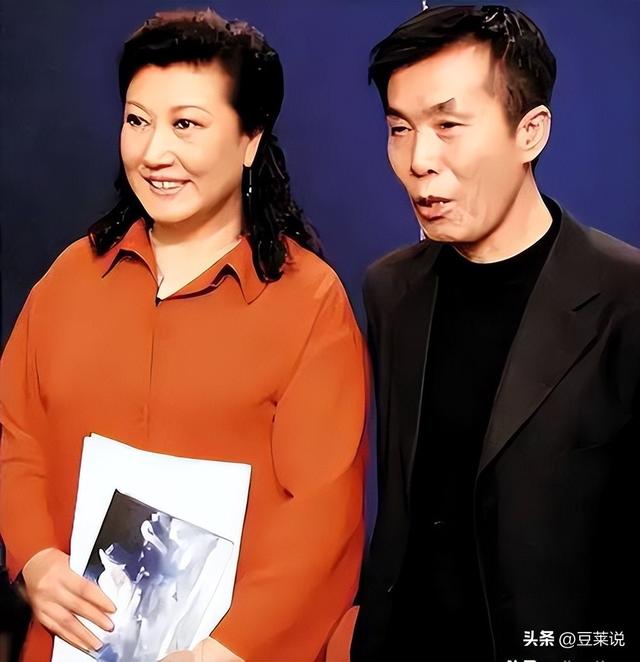 老艺术家何庆魁，被自己亲儿子捅刀：他嫖不动了	，每月1万够花