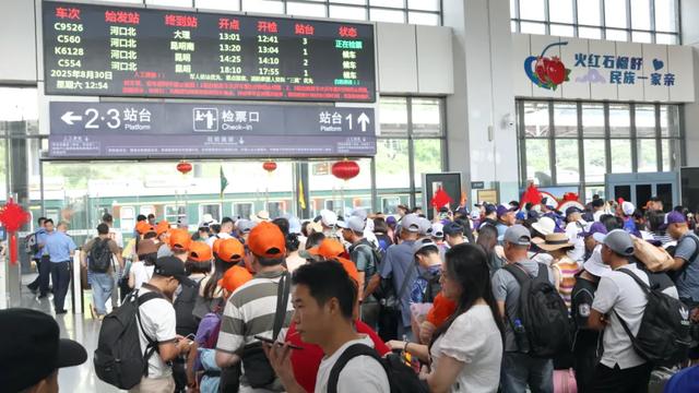 河口→大理旅游专列开行！入境游热潮挡不住！