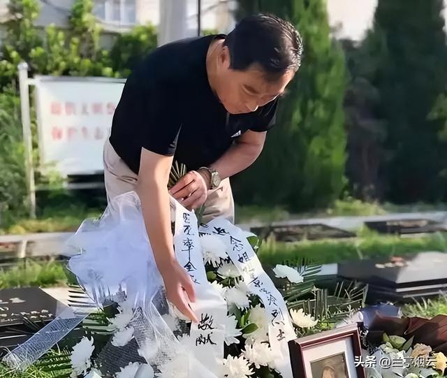 她23岁为国牺牲，初恋为其守墓终生未娶，弟弟苦寻64年在墓地恸哭