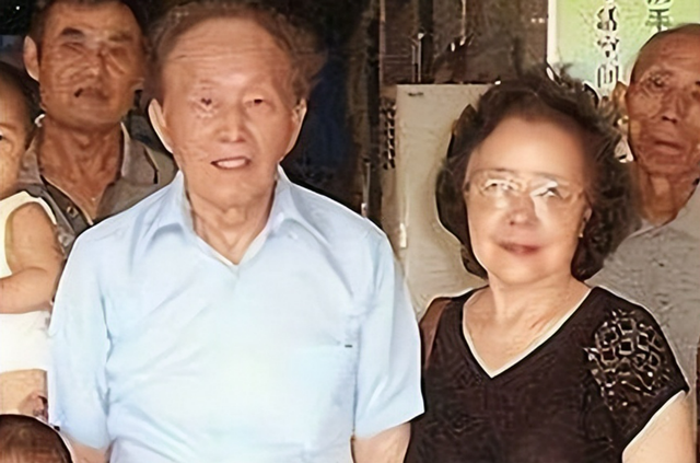 女叛徒随蒋叛逃台湾，1981年高调回国，老同学一句话令她无地自容