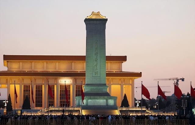 为什么毛主席不允许英雄纪念碑碑文中，提及“中国共产党”？