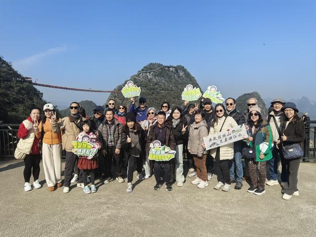 桂林阳朔如意峰索道景区迎来千人香港专列团