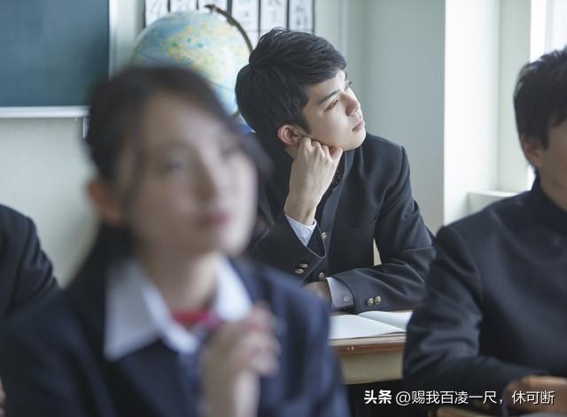 那年我吹牛说喜欢女同桌，放学后她把我堵在胡同，拎起了我的耳朵