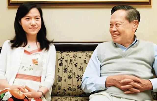 103岁杨振宁身体出奇硬朗，妻子翁帆无意说漏嘴：他提出3大要求