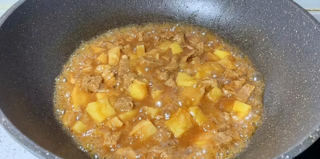 炖牛肉时	，怎么炖才可以鲜嫩不硬？掌握5个技巧，软烂入味不塞牙