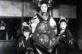 百年前日本老照片：日本花魁出行略显诡异，武士身材矮小发型奇怪图片