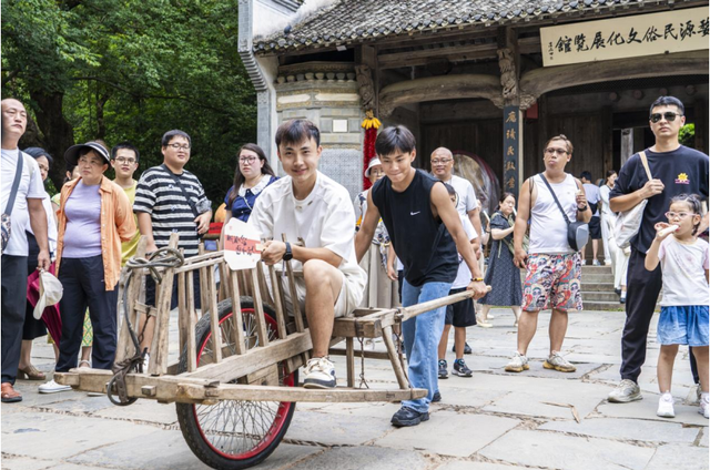 第十一届篁岭晒秋文化季盛大启幕：世界丰盈共绘“天地晒场”