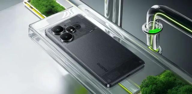 真我新机撞脸iPhone 17 Pro？横向大矩阵设计来了