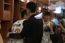 杨鸣热泪盈眶拥抱郭艾伦！郭少喝香槟竖4根手指，辽宁从没忘了他图片
