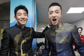 央视春晚后台：撒贝宁揪小尼的脖子，刘涛吃泡面，殷桃炫盒饭也美图片