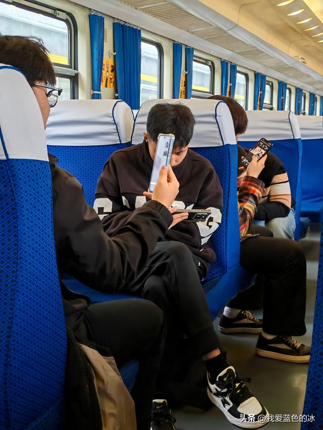 邯郸到邢台半个小时的路却两个小时才到，绿皮车一晚点就开始摆烂