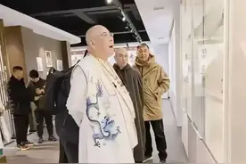 太荒唐！佛教主席现身景德镇，大肚子穿蟒袍，珠宝满身，网友炸锅图片