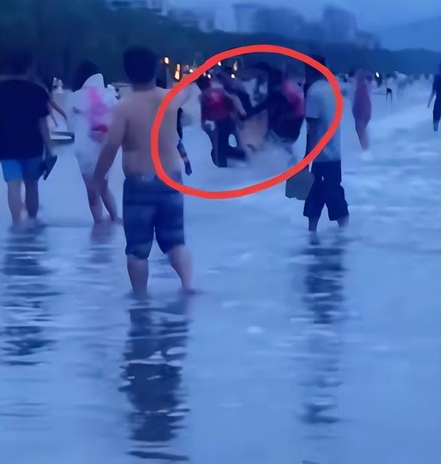 三亚男游客溺亡，妻子当场崩溃大哭 ，更多细节曝光
