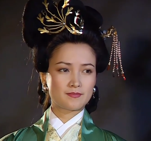 何晴告别仪式举行，众多影迷自发前来送别，多年好友、演员王卫国：她总是笑吟吟的，生病后也一直乐观面对