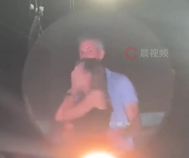 美国IT大佬出轨被拍 马斯克在线吃瓜