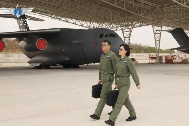 阅兵上运20女机长找到了！又美又飒，丈夫更强，履历让人心服口服