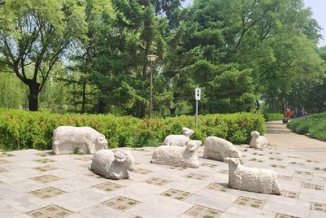 北京元大都城垣遗址公园 海棠花溪