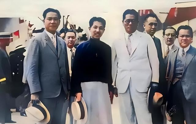 1928年，杨宇霆被枪决前和张学良合影，注意看站姿，早已分道扬镳