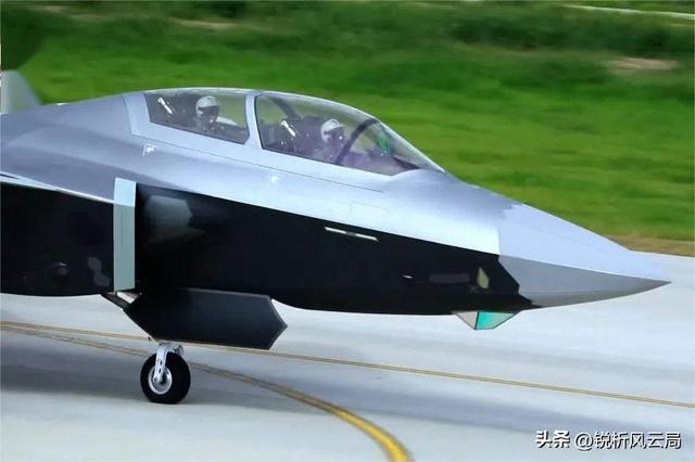 歼20S解锁反舰技能，美军航母遇最大克星，鹰击导弹+隐身作战碾压