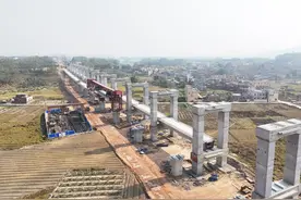 全球首台千吨级新能源架桥机“应龙号”获评“央企十大国之重器”图片
