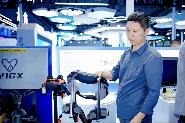 泰山陪爬男大，被一个中年理工男抢了风头