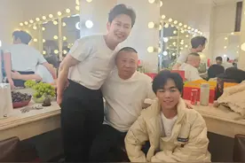 德云社岳云鹏外甥发文，晒合影照引热议，评论区说什么的都有图片