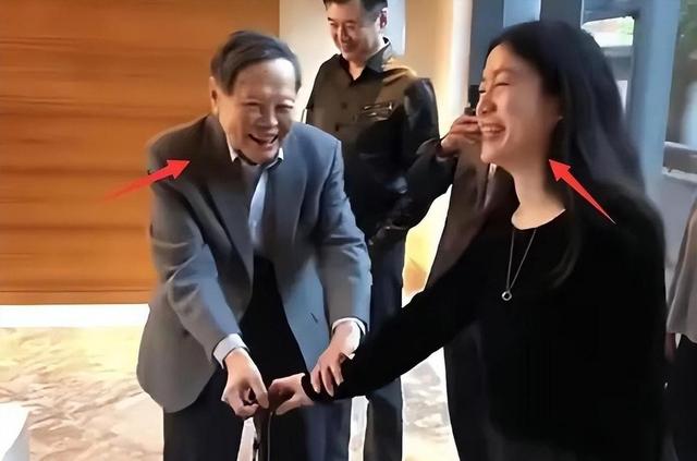 杨振宁去世才2天，令人恶心的一幕出现了，杨振宁助理曾辟谣