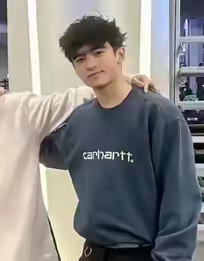 终于看清楚他大儿子的容颜，身高比谢霆锋高，和谢霆锋长的很像