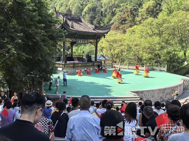 重庆园博园国庆首日人气旺 文艺汇演、亲子项目受热捧