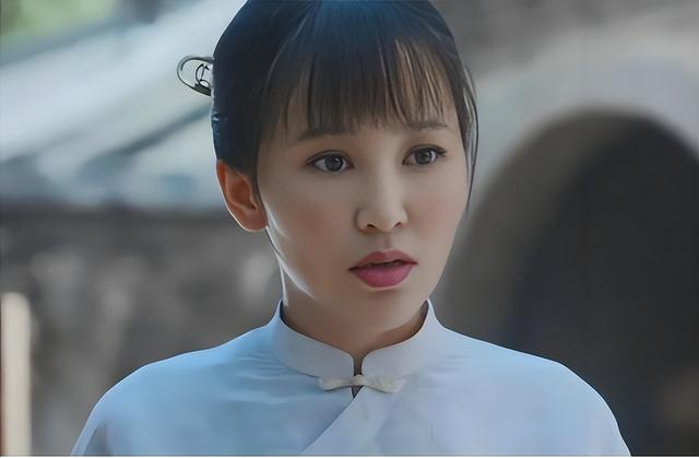她19岁与导演私奔，在地下室裸婚连生3胎，今被丈夫用7部剧捧红