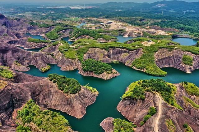 三面环山的湖南，湘江、资水、沅江、澧水汇入洞庭湖，流入长江。