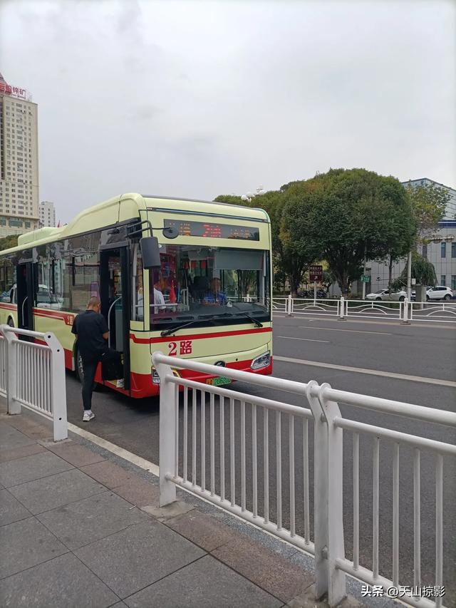 与你重逢，乌鲁木齐八楼2路公交站