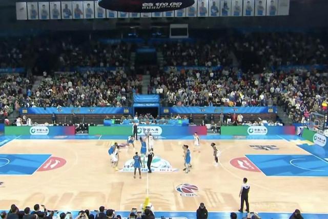 【CBA】杨鸣怼裁判遭驱逐！北京末节提速94-81胜辽宁，陈盈骏26分