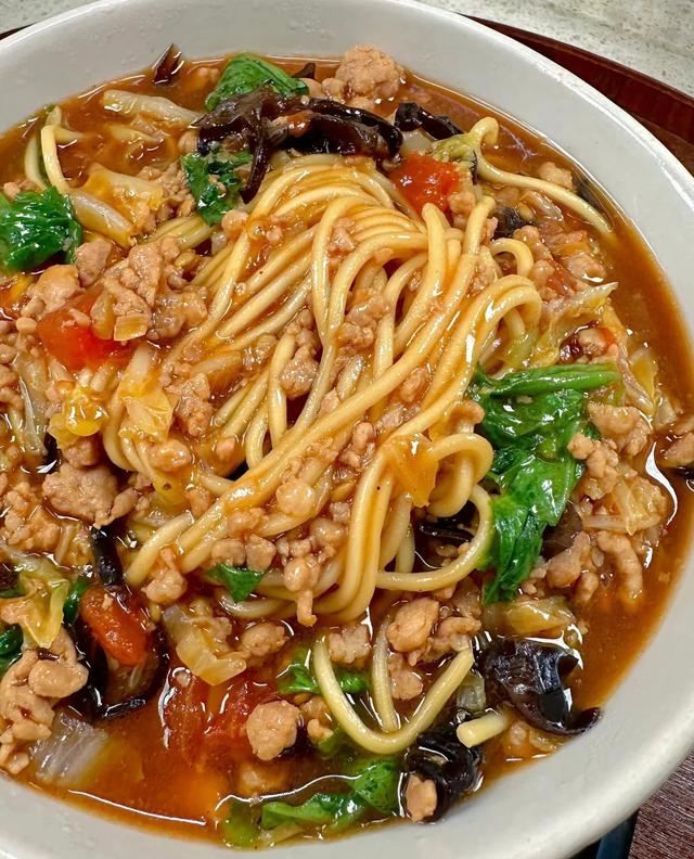 肉酱打卤面：一碗承包三餐的家常美味，酱香浓郁超入味