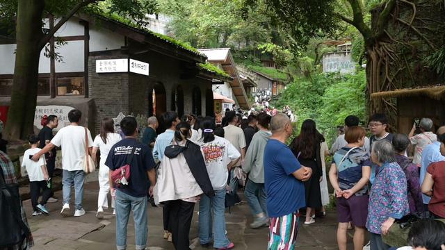 国庆第二天 北碚金刚碑古村落人气火爆 市民游客沉浸式体验乡愁
