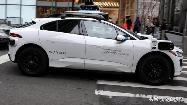 Waymo 150亿砸出“虚胖”车队？被特斯拉“轻资产”玩法降维打击！