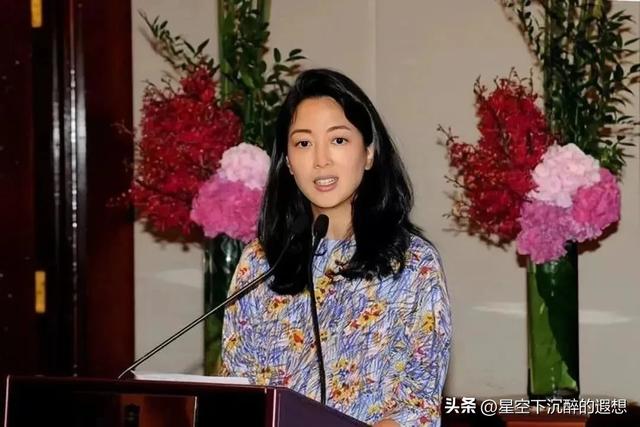 低调！头顶2000亿家产，老公有才有颜又有钱