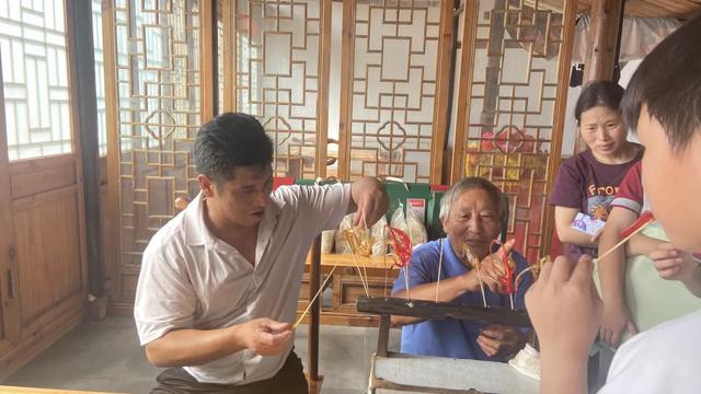 国庆打卡余江灵溪小镇：文化导师下乡，非遗吹糖人把“中国甜”吹向千万家