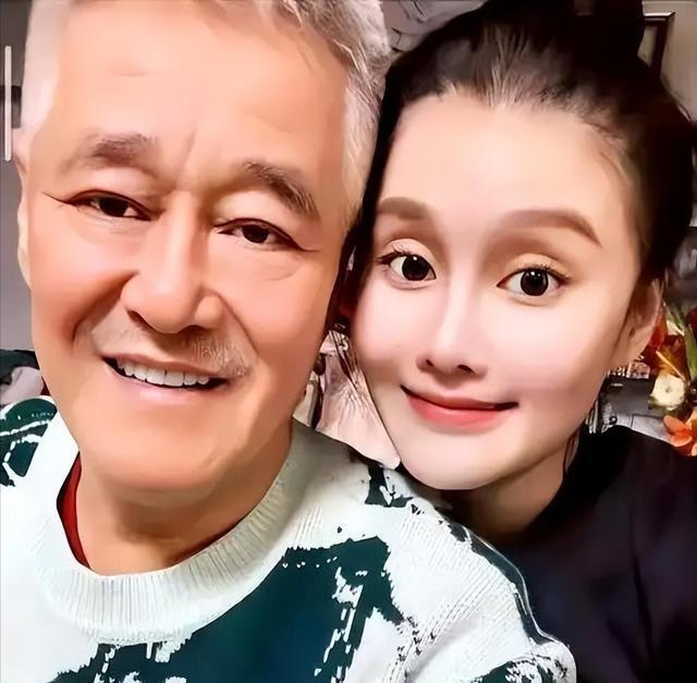 钱再多有用吗？68岁赵本山近况曝光，三人打伞伺候，女儿是心头病