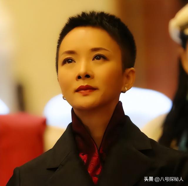 吃里扒外！13年前定居美国，回国捞金遭“驱逐”的她，52岁成笑话