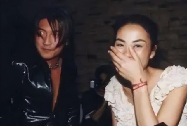 官方发文，高调官宣56岁王菲喜讯，让谢霆锋和整个娱乐圈沉默了