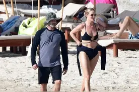 杰森·斯坦森携娇妻泰国度假，两人开心冲浪，罗茜大秀超模身材图片