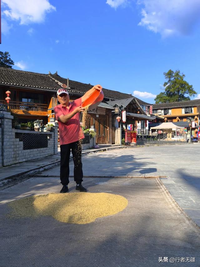 梵净山下寨沙行：八月午后的吊桥与侗家烟火