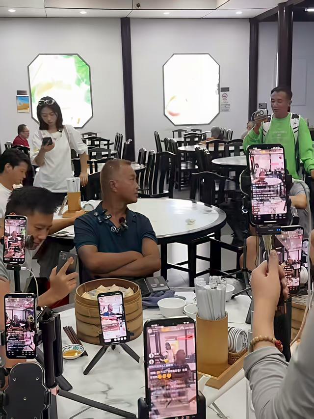 沈巍今天染了一头黄发 ，用自己喜欢的方式过一生！
