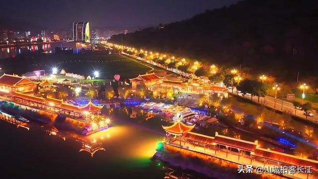 四川优雅的城市，极致美景和特色美食很多，有“天府之肺”的美誉