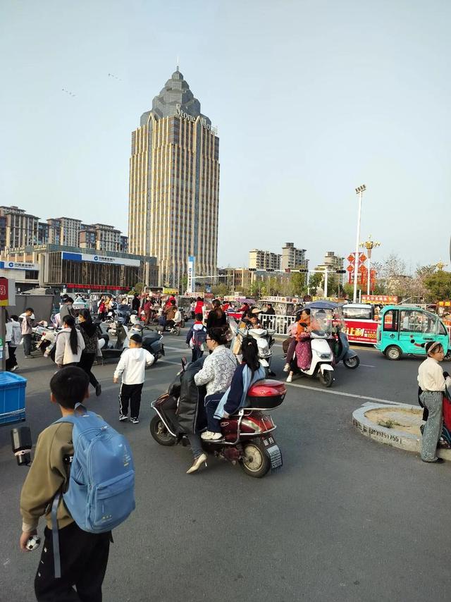 人民日报都看不下去了，亲自下场评论：下班接娃，咋就这么难？